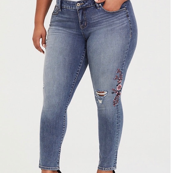torrid Denim - ⭐️Torrid⭐️ Floral Embroidered Skinny Jeans